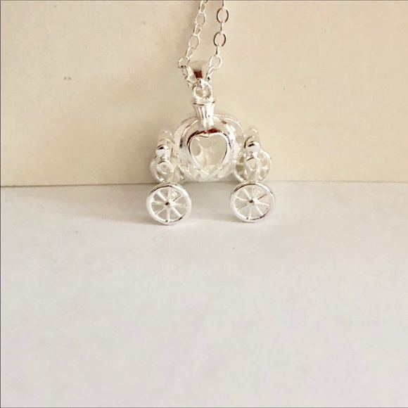 🌸BLOW OUT 🌸Cinderella’s carriage necklace - Picture 6 of 8